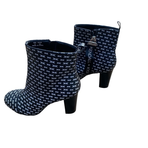 Kendall & Kylie Patterned Black and White Booties Size 9 NWOT - Picture 1 of 3